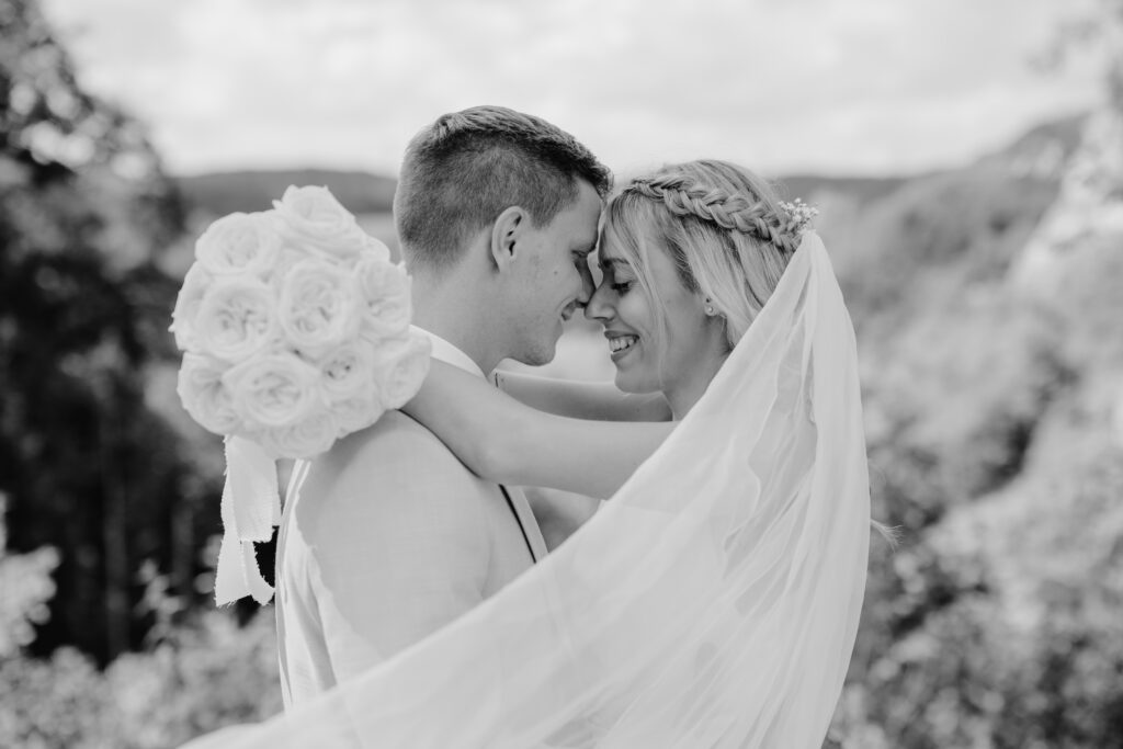 Umarmendes Brautpaar schwarz-weißes Bild